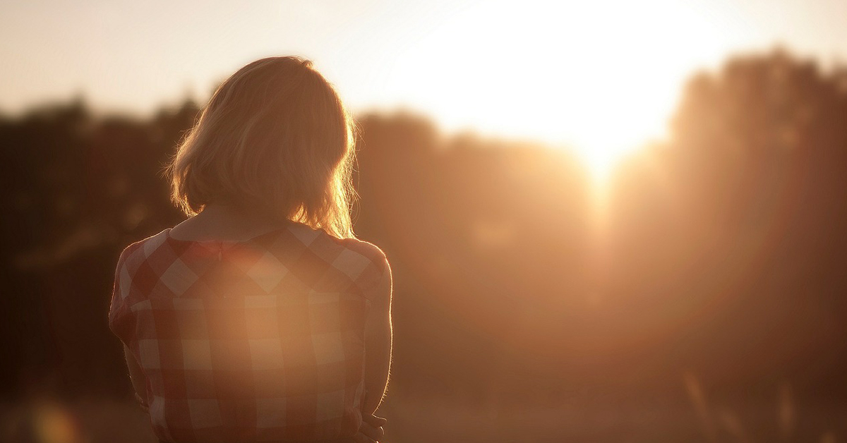 Nuori yksin auringonlaskussa