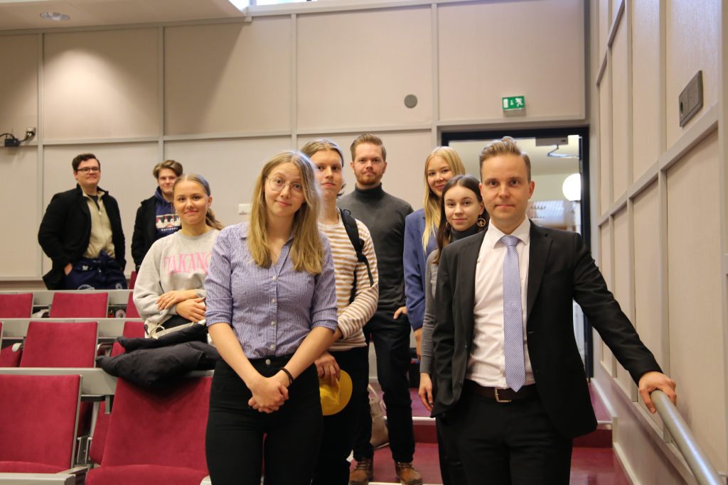 Minister Honkonen with students and LYY