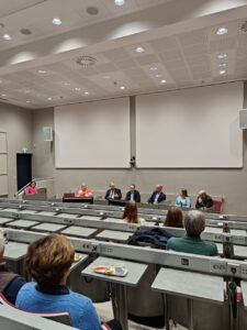 Kuvassa näkyy LYYn hallituksen puheenjohtaja Inari tulevaisuus-paneelissa osallistumassa keskusteluun.