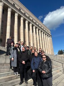 Kuvassa y-liike aktiiveja eduskuntatalon edustalla Helsingissä, SYLin KoPo sektoripäivillä.