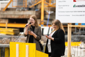 Kuvassa LYYn hallituksen jäsen Henriikka Aho ROTKOn puheenjohtajan kanssa DASin uuden kerrostalon peruskiven muurauksessa