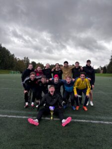 Poikkari Cupin voittajajoukkueen tunnelmaa finaalin jälkeen, kuvassa myös kultainen pokaali.