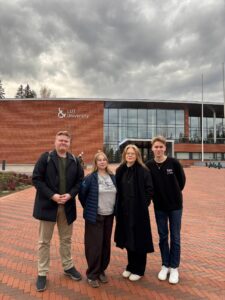 LYYn hallitus vieraili Lappeenrannassa periferiayliopistojen tapaamisessa, kuvassa Hallituksen jäsen Timo, puheenjohtaja Inari, hallituksen jäsen Henriikka ja hallituksen jäsen Eetu, LTKYn kampuksella