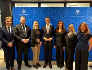 Tasavallan presidentti Alexander Stubb ja hänen puolisonsa Suzanne Innes-Stubb tapasivat LYYn hallitusta Lapin yliopiston järjestämässä paneelissa, kuvassa presidenttipari ja LYYn hallituksen edustajia